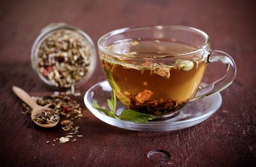 شاي الأعشاب والشاي الأخضر لعلاج الإمساك-التشافي بالغذاء