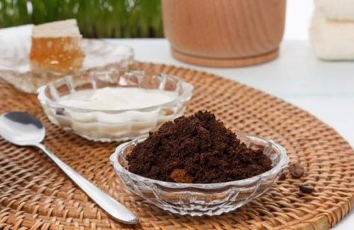 مقشر الوجه الطبيعي بالقهوة والزبادي-التشافي بالغذاء