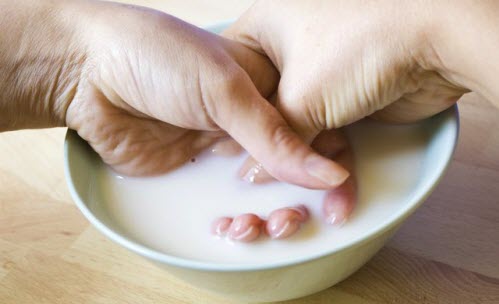يعمل الحليب كمرطب طبيعي لبشرة اليدين-التشافي بالغذاء
