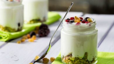 الزبادي اليوناني والعادي، أيهما أفضل؟-التشافي بالغذاء