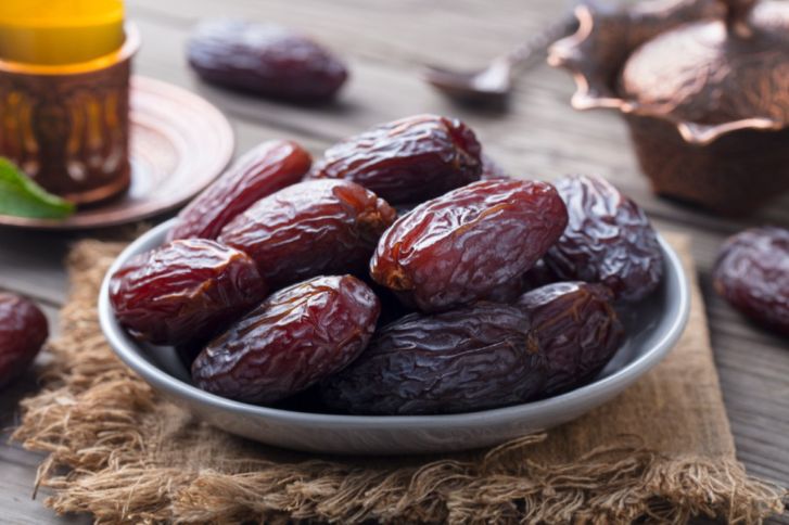 صينية تحتوي على كومة صغيرة من تمور المجدول-التشافي بالغذاء
