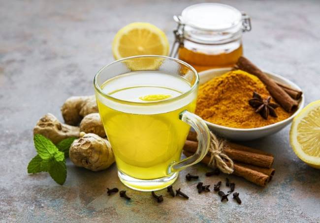 شاي الأعشاب بالكركم والزنجبيل والقرفة-التشافي بالغذاء