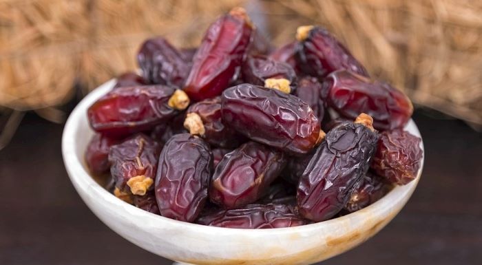 وعاء يحتوي على كومة من تمر مبروم ذو الحبة الطويلة-التشافي بالغذاء