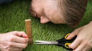 رجل يقوم بتصرفات تشير إلى اصابته بالوسواس القهري-التشافي بالغذاء