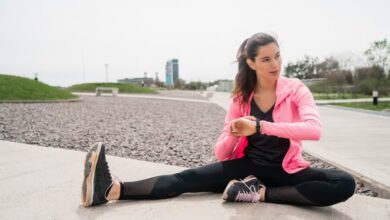 فتاة جميلة تؤدي التمرين في الهواء الطلق-التشافي بالغذاء