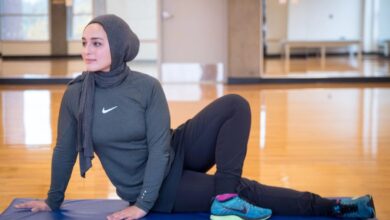 فتاة محجبة تمارس التمرين الرياضي في إحدى الصالات الرياضية-التشافي بالغذاء