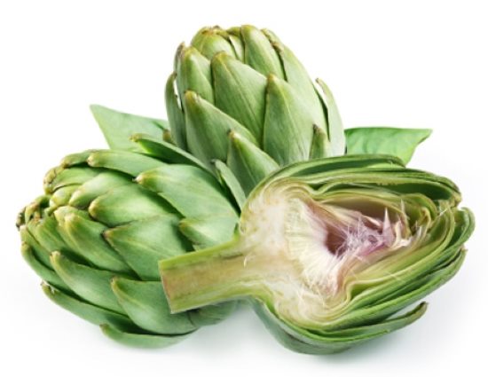 3 ثمرات من الخرشوف على خلفية بيضاء