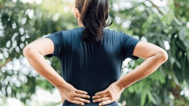 امرأة تعاني من ألم في الظهر مع ضيق في التنفس-التشافي بالغذاء