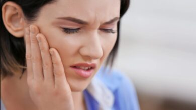 امرأة جميلة تشكو من ألم وخراج في أسنانها-التشافي بالغذاء