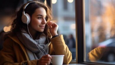 فتاة جميلة تحتسي القهوة وتستمع إلى الموسيقى-التشافي بالغذاء