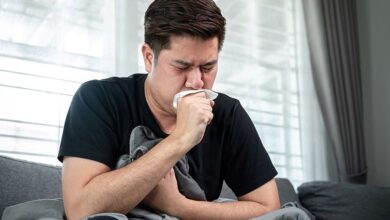 رجل يعاني من السعال بسبب التهاب الرئتان-التشافي بالغذاء