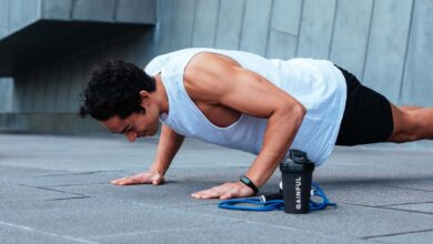 رجل يمارس تمارين القوة وبناء العضلات-التشافي بالغذاء