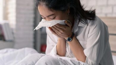 امرأة على السرير تعاني من الحساسية الليلية-التشافي بالغذاء