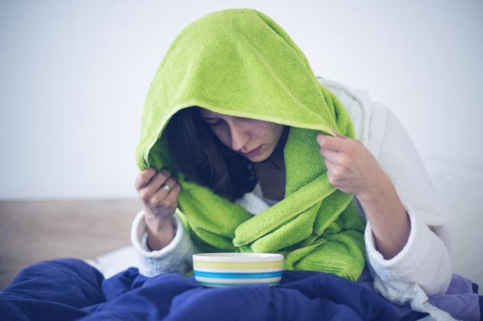 امرأة تستخدم بخار زيت النعناع-العلاج بالروائح-التشافي بالغذاء
