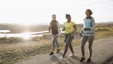 ثلاث فتيات يمارسن رياضة المشي في الهواء الطلق-التشافي بالغذاء