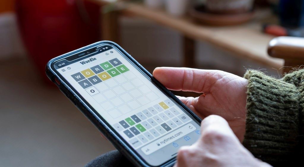 فتاة تلعب الألغاز الرقمية على الهاتف-التشافي بالغذاء
