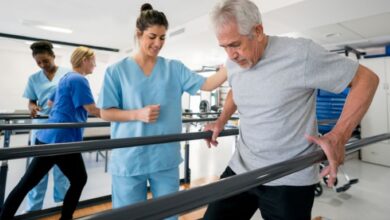 ممرضة تساعد رجل يعاني من التصلب المتعدد-التشافي بالغذاء