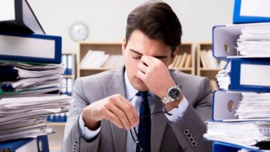 رجل يعاني من الإجهاد الوظيفي بسبب ضغوط العمل-التشافي بالغذاء