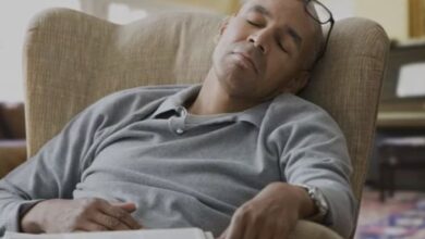 رجل في حالة قيلولة أثناء النهار-التشافي بالغذاء