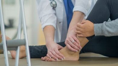 طبيبة روماتيزم تقوم بمساعدة وتأهيل مريضة بالتهاب المفاصل الروماتويدي-التشافي بالغذاء