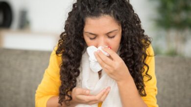 فتاة تعاني من الرعاف (نويف الأنف)-التشافي بالغذاء