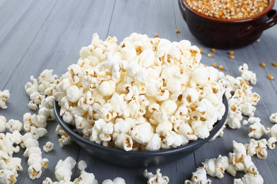 طبق مملوء بالفشار-التشافي بالغذاء