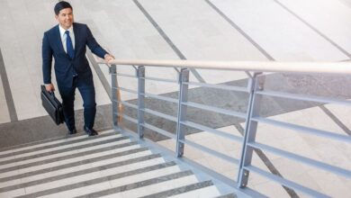 رجل يصعد السلالم كأسلوب رياضي للحفاظ على صحته-التشافي بالغذاء