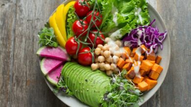 صينية تحتوي على أطعمة من النظام الغذائي لدول البحر المتوسط-التشافي بالغذاء