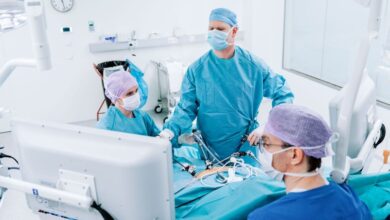 أطباء في غرفة العمليات يجرون عملية جراحية لشخص مصاب بالسمنة-التشافي بالغذاء