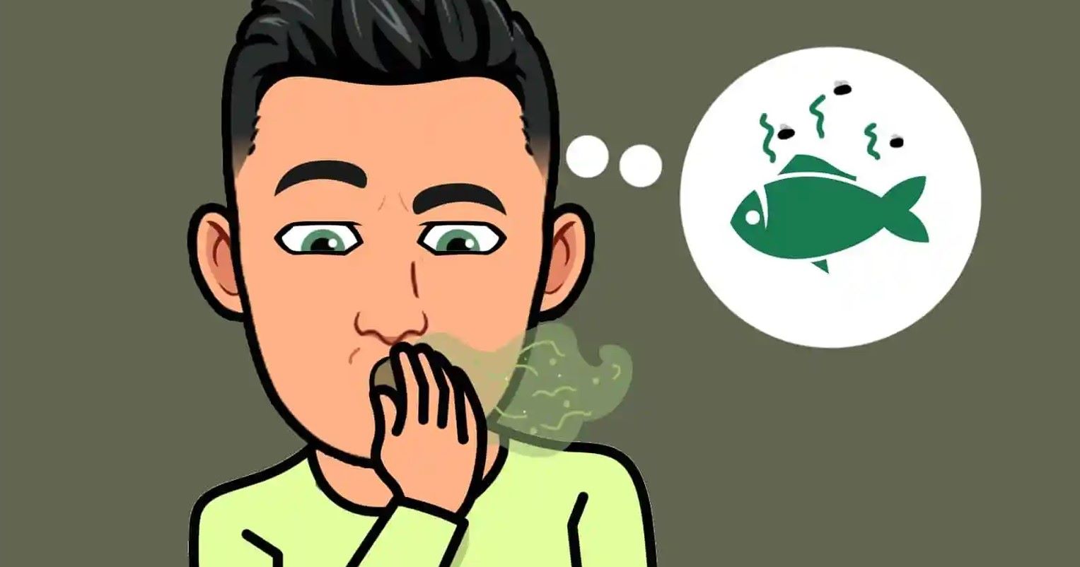 شخص يعاني من رائحة الفم الكريهة بسبب تناول السمك-التشافي بالغذاء