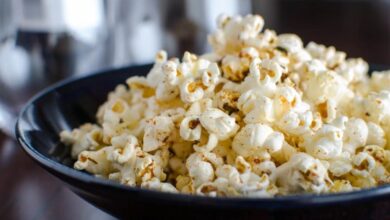 طبق من الفشار مع التوابل-التشافي بالغذاء