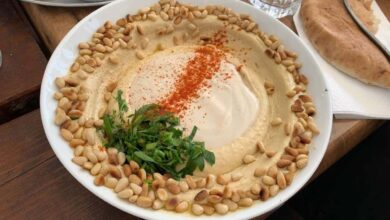 طبق حمص مصنوع من الطحينية وزيت الزيتون-التشافي بالغذاء