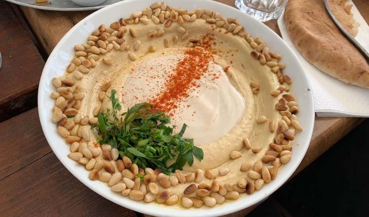 طبق حمص مصنوع من الطحينية وزيت الزيتون-التشافي بالغذاء