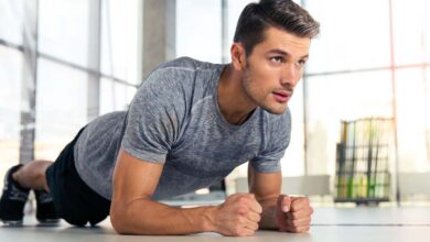 رجل يمارس التمارين الرياضية-التشافي بالغذاء