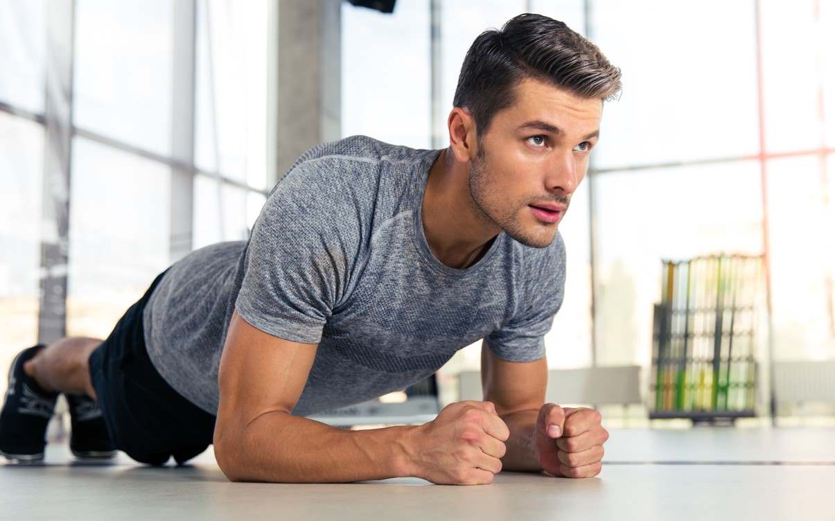 رجل يمارس التمارين الرياضية-التشافي بالغذاء