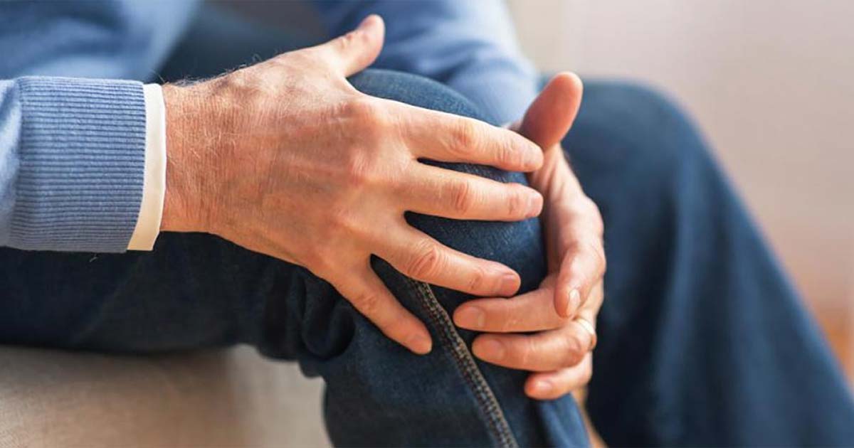 رجل متقدم في السن يشتكي من آلام المفاصل-التشافي بالغذاء
