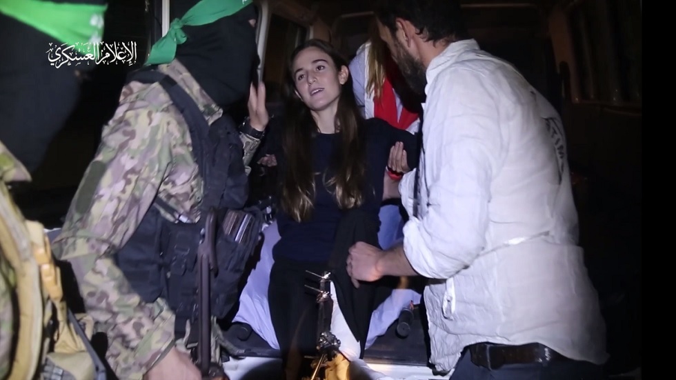 باي مايا- الأسيرة الاسرائيلية مايا أثناء توديعها لمقاتلي القسام