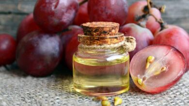 زجاجة صغيرة تحتوي على زيت بذور العنب-التشافي بالغذاء