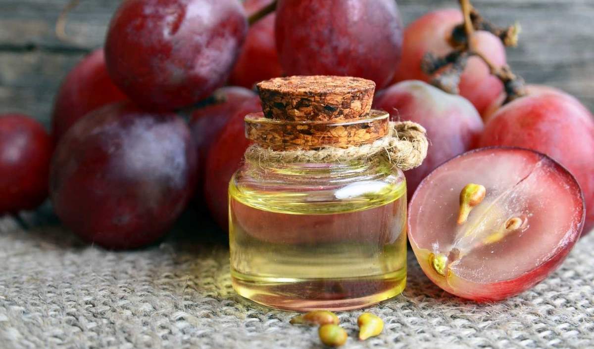 زجاجة صغيرة تحتوي على زيت بذور العنب-التشافي بالغذاء