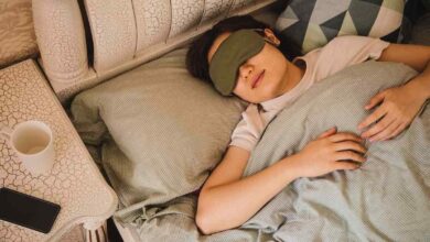 شخص نائم على السرير-التشافي بالغذاء