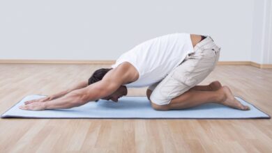 رجل يمارس تمارين اليوجا-التشافي بالغذاء