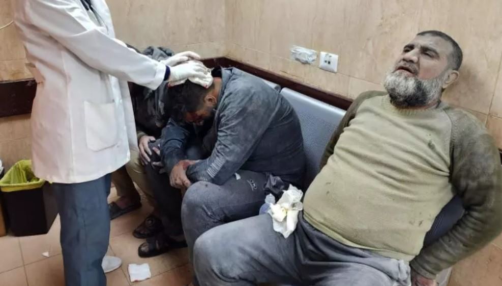 جرحى يتلقون العلاج في أحد مستشفيات غزة