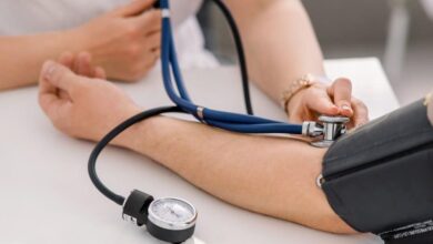 طبيب يقيش لمريضه مستويات الضغط-التشافي بالغذاء