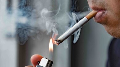 شخص مدخن يشعل سيجارته-التشافي بالغذاء