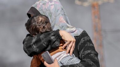 نازحة من غزة تحمل رضيعها هرباً من جحيم الحرب- التشافي بالغذاء