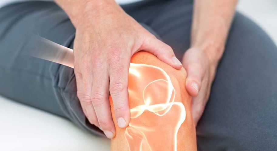 رجل يشتكي من آلام في مفصل الركبة-التشافي بالغذاء
