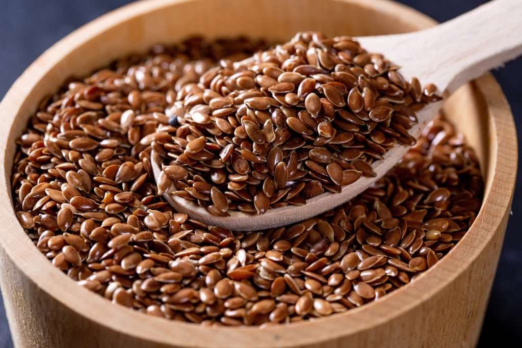 وعاء مملوء ببذور الكتان-التشافي بالغذاء